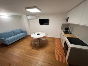 sala de estar con mesa y sofá azul en Villa Riviera 287 en Pescara