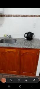 Virtuvė arba virtuvėlė apgyvendinimo įstaigoje Vicaso alojamiento