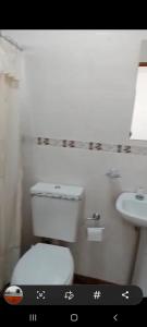 Vonios kambarys apgyvendinimo įstaigoje Vicaso alojamiento