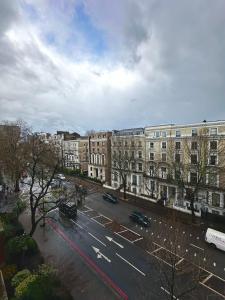 an aerial view of a city street with buildings at Luxury Studio Kensington London - 24 7 Security in London