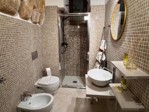 W łazience znajduje się toaleta, umywalka i prysznic. w obiekcie Stella del Barocco w mieście Lecce