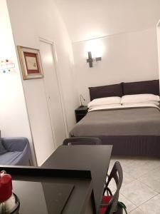 מיטה או מיטות בחדר ב-La residenza Napoli Chiaia short let Monolocale Standard Via Chiaia 82