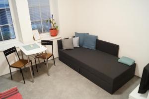 Una sala de estar con un sofá negro y una mesa. en Apartmány Atrium, en Litoměřice 27 fotos más