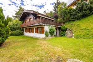 a house on a hill with a yard at Darjean - 8 pers - belle vue in Plan Fey