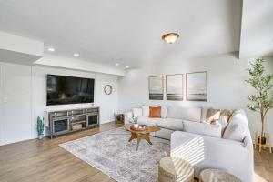 Χώρος καθιστικού στο Stylish Orem Retreat with Deck, Near BYU and UVU!