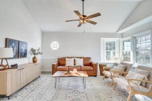 Χώρος καθιστικού στο Stylish Orem Retreat with Deck, Near BYU and UVU!