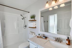 Ένα μπάνιο στο Stylish Orem Retreat with Deck, Near BYU and UVU!