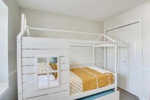Ένα ή περισσότερα κρεβάτια σε δωμάτιο στο Stylish Orem Retreat with Deck, Near BYU and UVU!