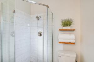 Ένα μπάνιο στο Stylish Orem Retreat with Deck, Near BYU and UVU!