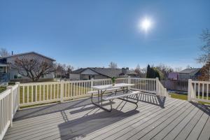 Μπαλκόνι ή βεράντα στο Stylish Orem Retreat with Deck, Near BYU and UVU!