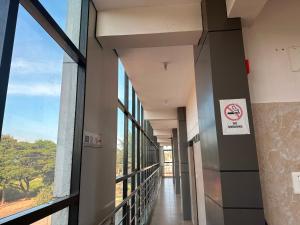 un corridoio vuoto di un edificio con un cartello non fumatori di OYO SAR Residency a Nanjangūd