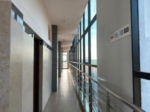 un corridoio vuoto in un edificio con balcone di OYO SAR Residency a Nanjangūd