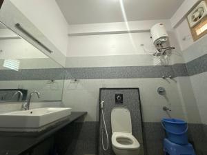 ein Bad mit einem Waschbecken und einem WC in der Unterkunft OYO SAR Residency in Nanjangūd