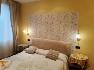 1 dormitorio con 1 cama con 2 almohadas en Appartamento Ca' Marco Polo, en Venecia