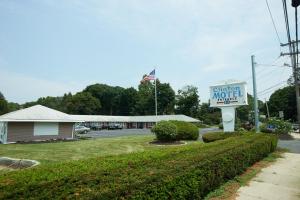 um sinal de motel e um sinal de um motel em Clinton Motel em Clinton