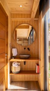 ein kleines Bad mit einem Waschbecken und einem Spiegel in der Unterkunft Outscape Puyehue in Puyehue