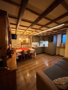 a living room with a table and a kitchen at coeur di montagna in Courmayeur