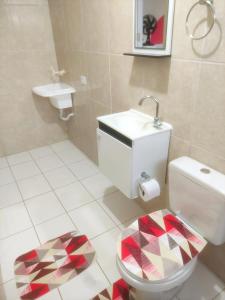 łazienka z toaletą i umywalką w obiekcie Apartamento próx do centro São Bernardo do Campo w mieście São Bernardo do Campo