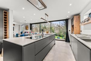 Dapur atau dapur kecil di Elegant Retreat in Cheltenham - Garden & Parking Included
