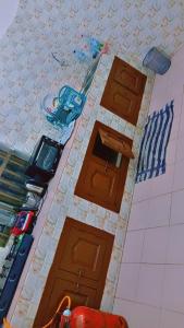 een uitzicht op een keuken met drie bruine kasten bij Guest house AKPAKPA in Cotonou