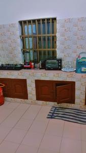 een keuken met een aanrecht en een raam in een kamer bij Guest house AKPAKPA in Cotonou
