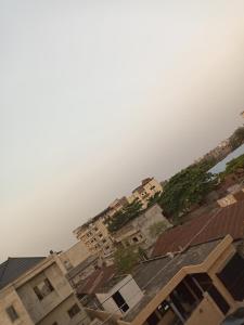 een overzicht van gebouwen in een stad bij Guest house AKPAKPA in Cotonou