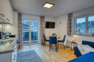 cocina y sala de estar con mesa y sillas en Apartment Wilder Kaiser en Kitzbühel