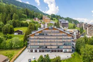 ein Mehrfamilienhaus in einer Stadt mit einem Berg in der Unterkunft Panoramic E6 - 4 pers - pres des pistes in Nendaz + 18 Fotos