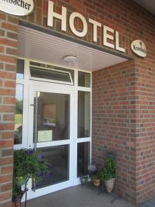 un panneau d'hôtel sur le côté d'un bâtiment en briques dans l'établissement Hotel Restaurant Jonkhans, à Rees