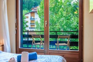 1 Schlafzimmer mit einem Fenster mit 2 Stühlen auf dem Balkon in der Unterkunft Panoramic E6 - 4 pers - pres des pistes in Nendaz
