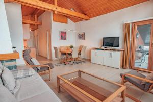 uma sala de estar com um sofá e uma mesa em Haut-de-Cry 38 - 6 pers - animaux admis em Nendaz