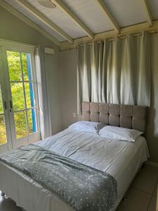 1 dormitorio con 1 cama grande y ventana en Villa Cabanas - Pé na areia en Governador Celso Ramos