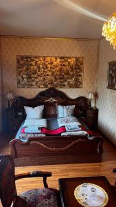 een slaapkamer met een groot bed met een houten hoofdeinde bij Hotel & Restaurant Com Viet in Oschatz