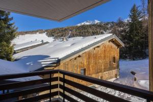 a wooden building with snow on the roof at Mont-Fort E4 - 2 pers- au pied des pistes in Siviez