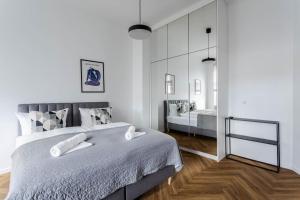 1 dormitorio con 1 cama grande y espejo en Very Berry - Kochanowskiego 6/4 - Jeżyce, self check in 24h, en Poznan