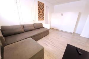 uma sala de estar com um sofá e uma mesa em Cozy 1BR in Vieux-Longueuil +parking 14min Downtown em Longueuil