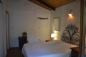 a bedroom with a bed with a white bedspread at Villa Janas in San Teodoro
