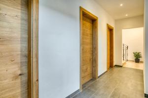 un pasillo con una pared blanca y puertas de madera en Apartment Wilder Kaiser en Kitzbühel