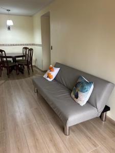 sala de estar con sofá y almohadas en Condominio Yucatán Iquique en Iquique