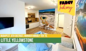 een woonkamer met een televisie en een woonkamer met een keuken bij Little Yellowstone in Boedapest