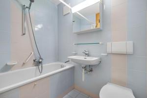 y baño con lavabo, aseo y bañera. en Mont-Fort 12 - 4 pers - au pied des pistes, en Noveli