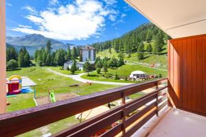 a balcony with a view of a mountain at Rosablanche B12-B13 - 4 pers - au pied des pistes in Siviez