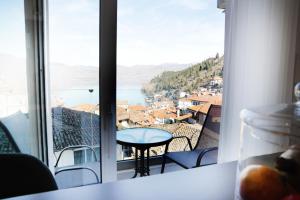 uma vista da cidade a partir de uma janela em Sam Casa Luxury Living em Kastoria
