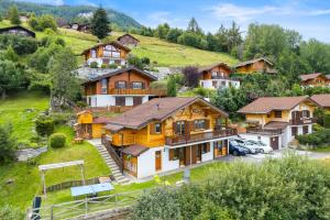 una vista aerea di una casa in montagna di Mille-Feuilles - 8 pers - belle vue a Plan Fey