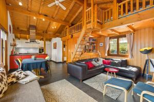 un soggiorno con un divano e una scala di Mille-Feuilles - 8 pers - belle vue a Plan Fey