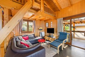 un soggiorno con un divano e due poltrone di Mille-Feuilles - 8 pers - belle vue a Plan Fey