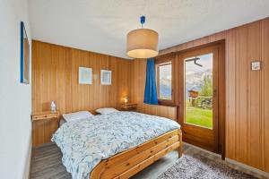 una camera da letto con un letto e una finestra di Mille-Feuilles - 8 pers - belle vue a Plan Fey