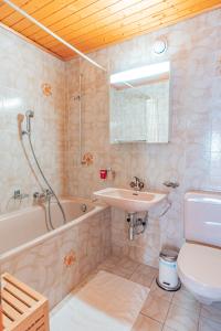 ein Badezimmer mit einem Waschbecken, einer Badewanne und einem WC in der Unterkunft Muverans II F5 - 8 pers - duplex in Nendaz
