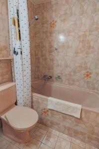 ein Badezimmer mit einem WC und einer Badewanne in der Unterkunft Muverans II F5 - 8 pers - duplex in Nendaz