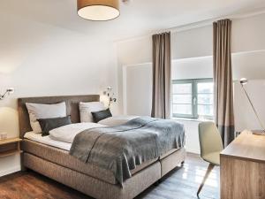 ヴィスマールにあるOhlerich Speicher App_ 37のベッドルーム1室(ベッド1台、グレーの毛布付)